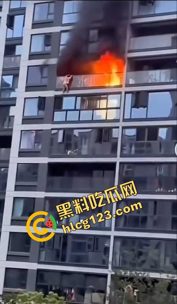 杭州居民楼火灾惨剧!楼上住户逃生不成被熏晕坠楼,楼下邻居冷漠关窗-1