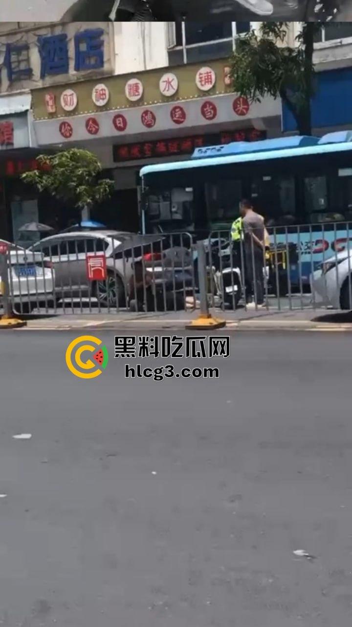 东莞虎门再现车祸!‘天道有轮回,苍天饶过谁‘女司机撞外卖小哥后不久,丈夫也在同地遭遇事故-2