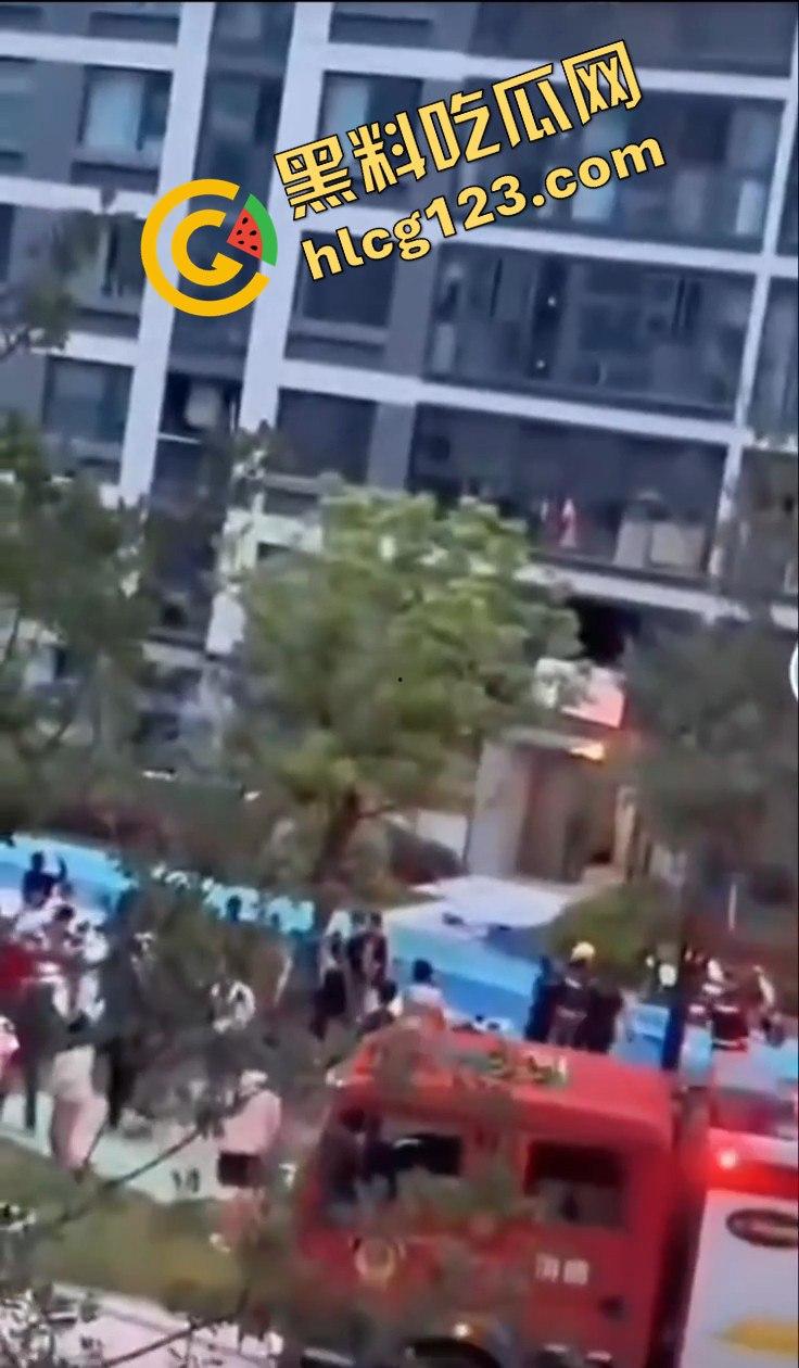 杭州居民楼火灾惨剧!楼上住户逃生不成被熏晕坠楼,楼下邻居冷漠关窗-5
