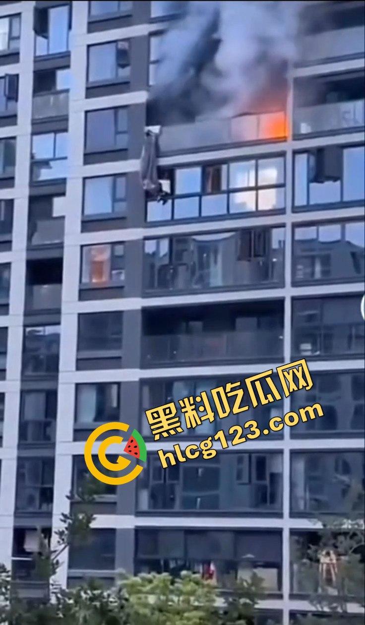 杭州居民楼火灾惨剧!楼上住户逃生不成被熏晕坠楼,楼下邻居冷漠关窗-6