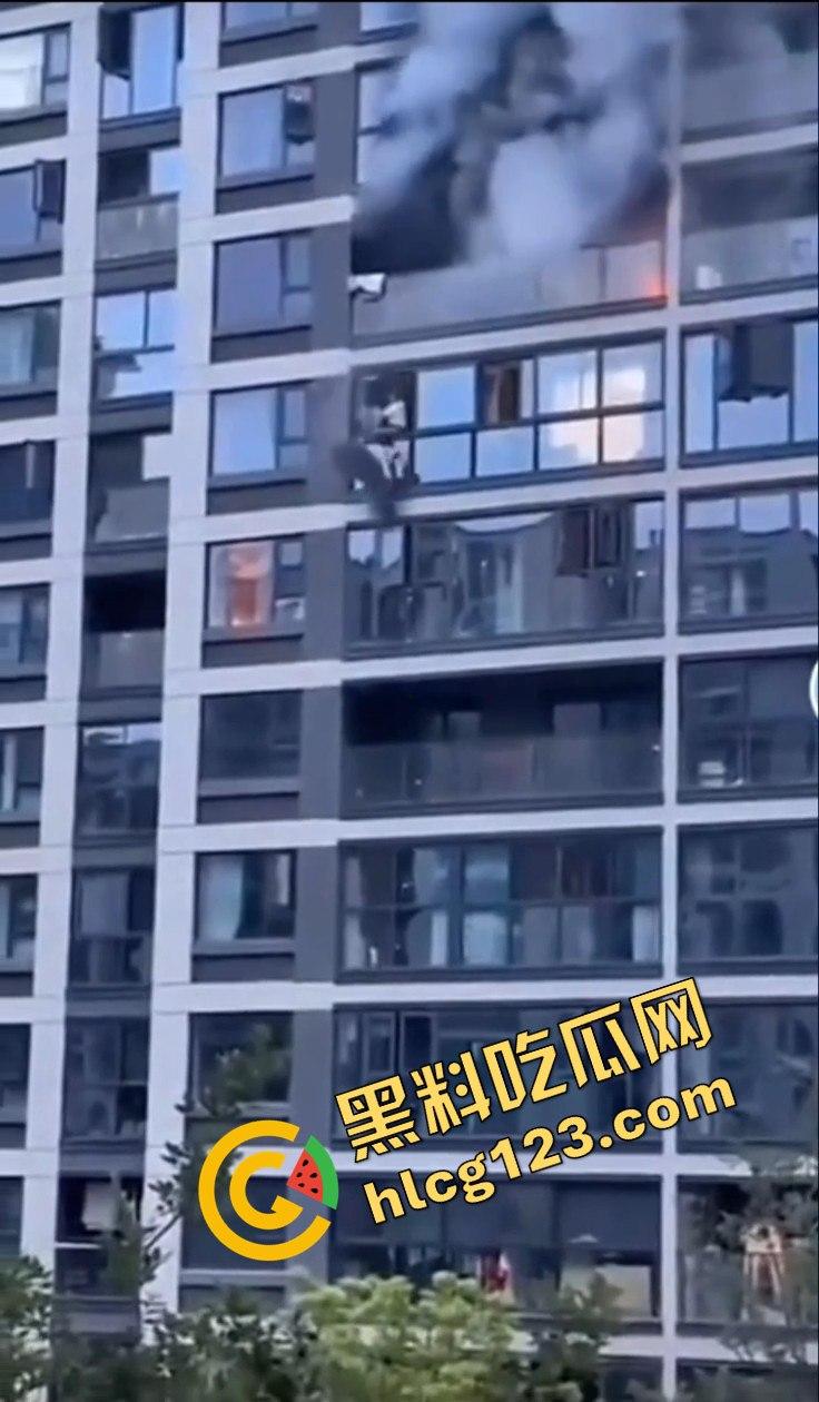 杭州居民楼火灾惨剧!楼上住户逃生不成被熏晕坠楼,楼下邻居冷漠关窗-8