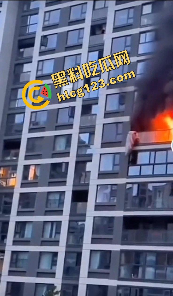 杭州居民楼火灾惨剧!楼上住户逃生不成被熏晕坠楼,楼下邻居冷漠关窗-11
