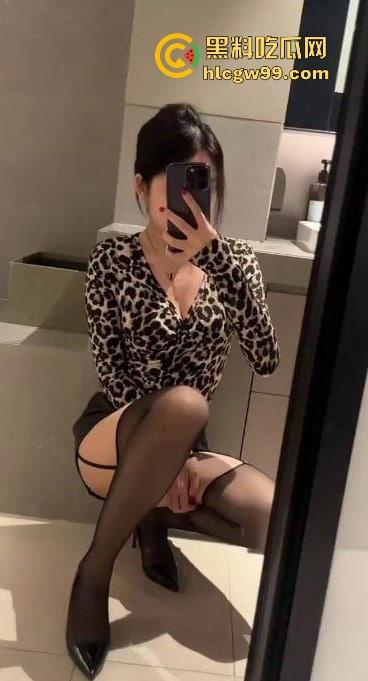 邻家人妻『赵爱萍』被调教成主人的母狗,3分钟绿帽老公玩腻了,被操得浪叫快喷了还给儿子打电话!-1