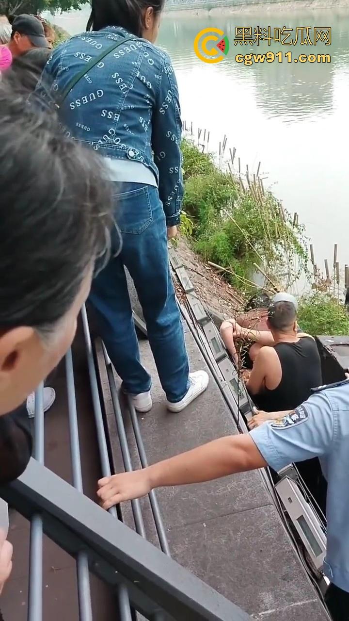 四川成都性感微胖姑娘年纪轻轻跳河，却被好心人救上来，感觉像为情所伤，大妈都纷纷围观！-4