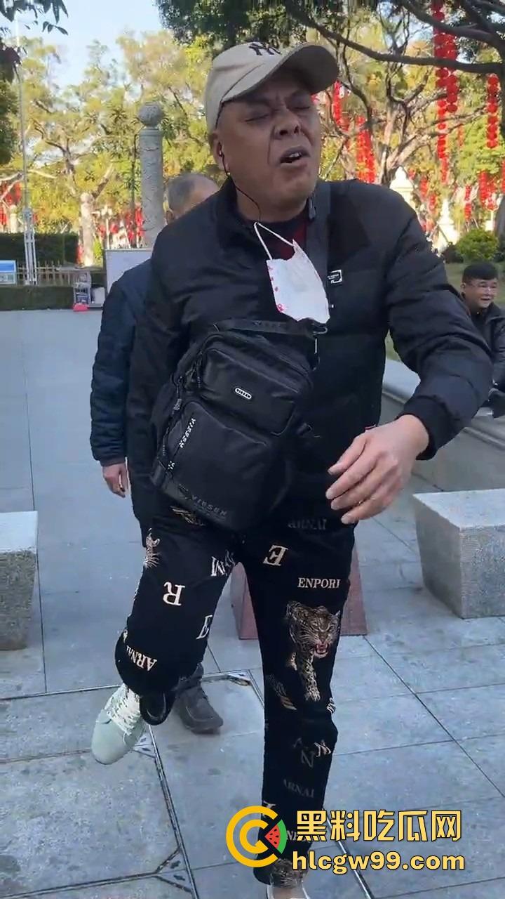 广州动漫星城惊现老色批，大爷公然性骚扰女Coser，见黑丝就上手摸屁股，现场直接炸锅！-2