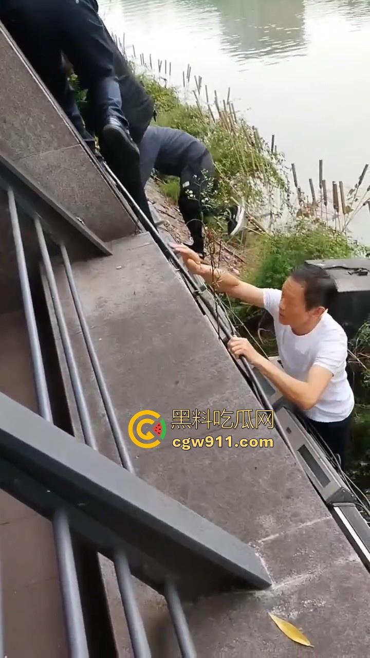 四川成都性感微胖姑娘年纪轻轻跳河，却被好心人救上来，感觉像为情所伤，大妈都纷纷围观！-7