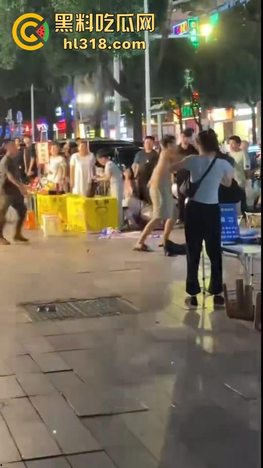 街头拳王大赛激烈上演，四男一女混合拳击，女的本来是拦开的，结果裸体男上来就一个大摆锤击倒，堪比UFC现场！-9