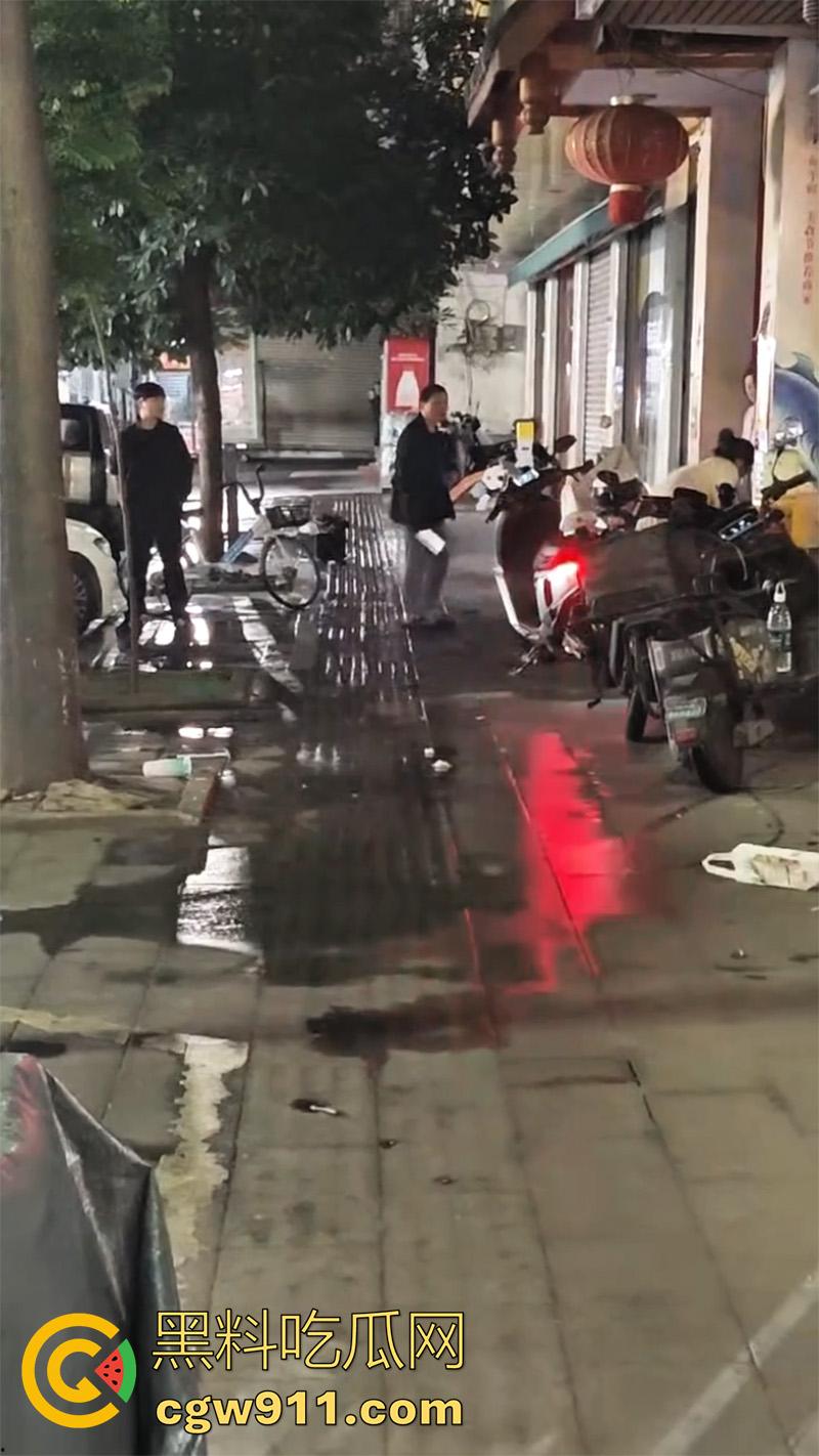 四川简阳挥刀砍人事件，儿子发现女友被老爸操了，带妈妈去捉奸，争吵中抄其附近饭店菜刀砍人！-3