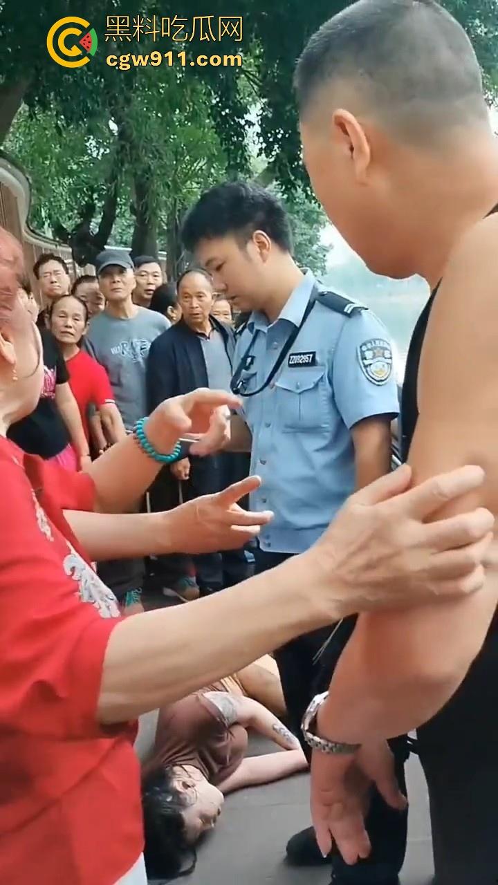 四川成都性感微胖姑娘年纪轻轻跳河，却被好心人救上来，感觉像为情所伤，大妈都纷纷围观！-10