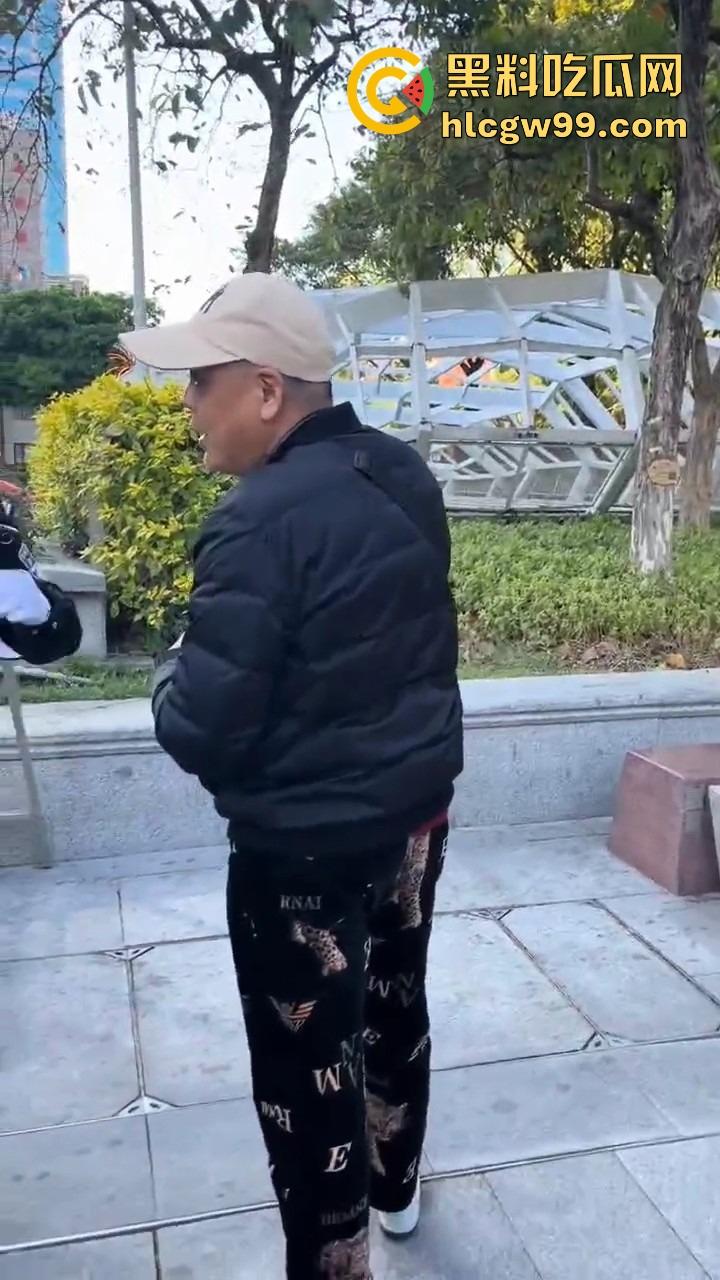 广州动漫星城惊现老色批，大爷公然性骚扰女Coser，见黑丝就上手摸屁股，现场直接炸锅！-9