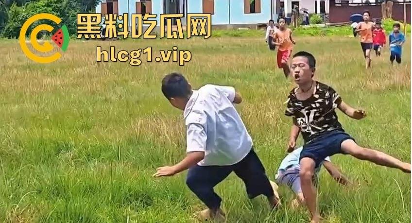 足球小子上演‘国足即视感’！场上到底是在踢球还是在踢人，有海参哥那味了！-1