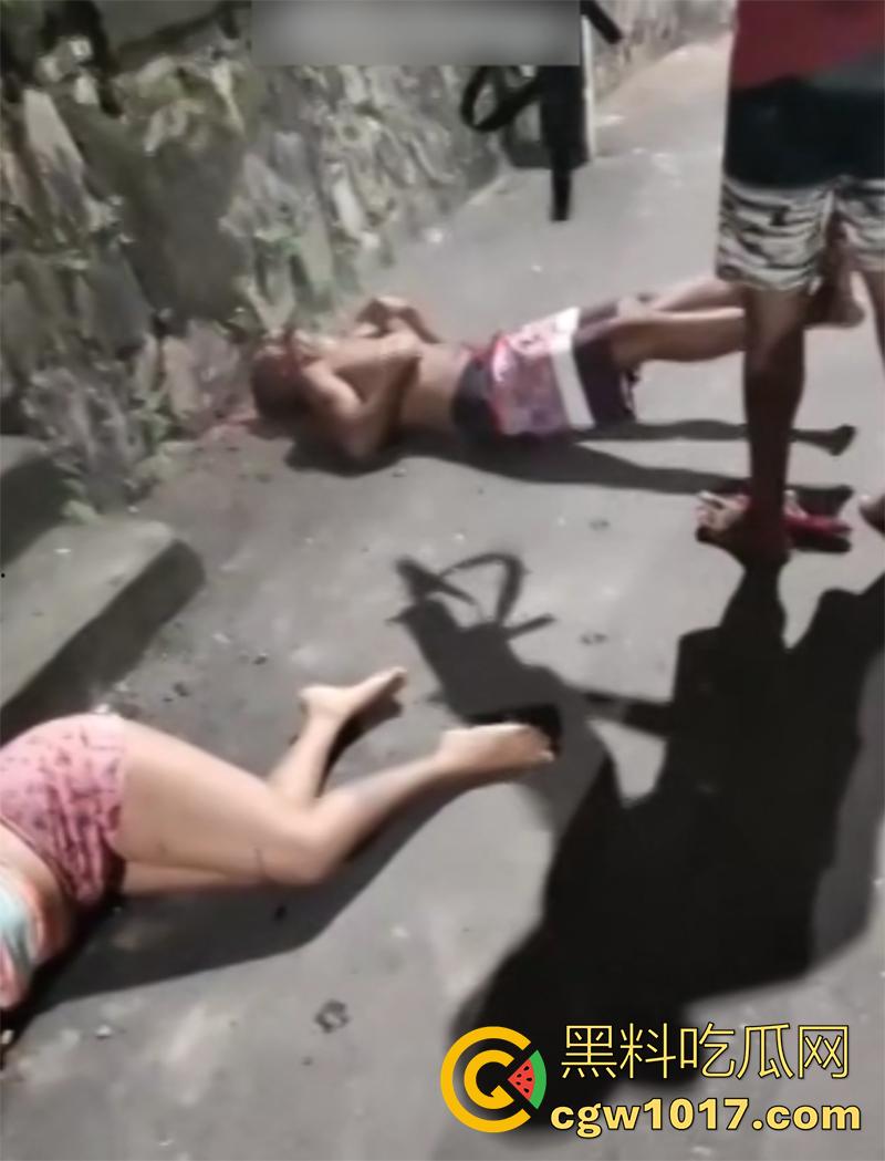 国外偷情的惨痛代价,情夫直接被爆头,老公不解恨还上前补枪,这出轨的代价还真不小啊!-1