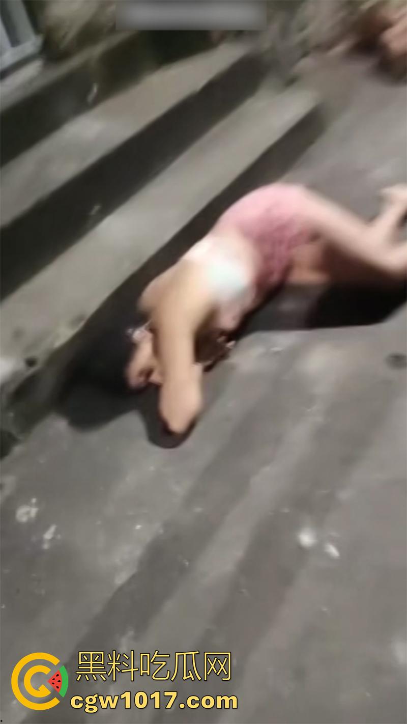 国外偷情的惨痛代价,情夫直接被爆头,老公不解恨还上前补枪,这出轨的代价还真不小啊!-2