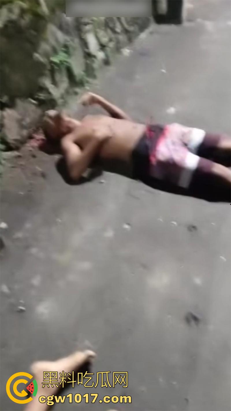 国外偷情的惨痛代价,情夫直接被爆头,老公不解恨还上前补枪,这出轨的代价还真不小啊!-3