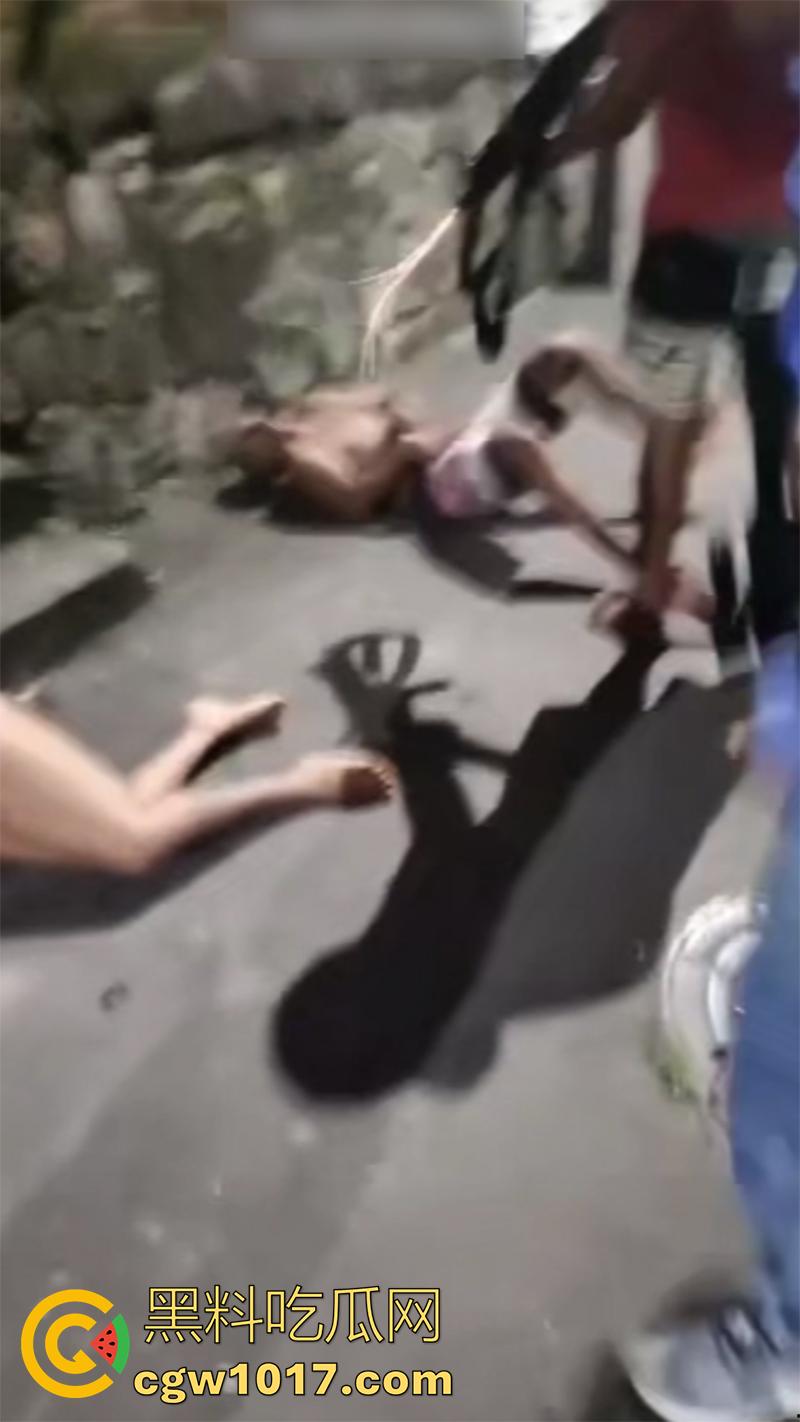 国外偷情的惨痛代价,情夫直接被爆头,老公不解恨还上前补枪,这出轨的代价还真不小啊!-5