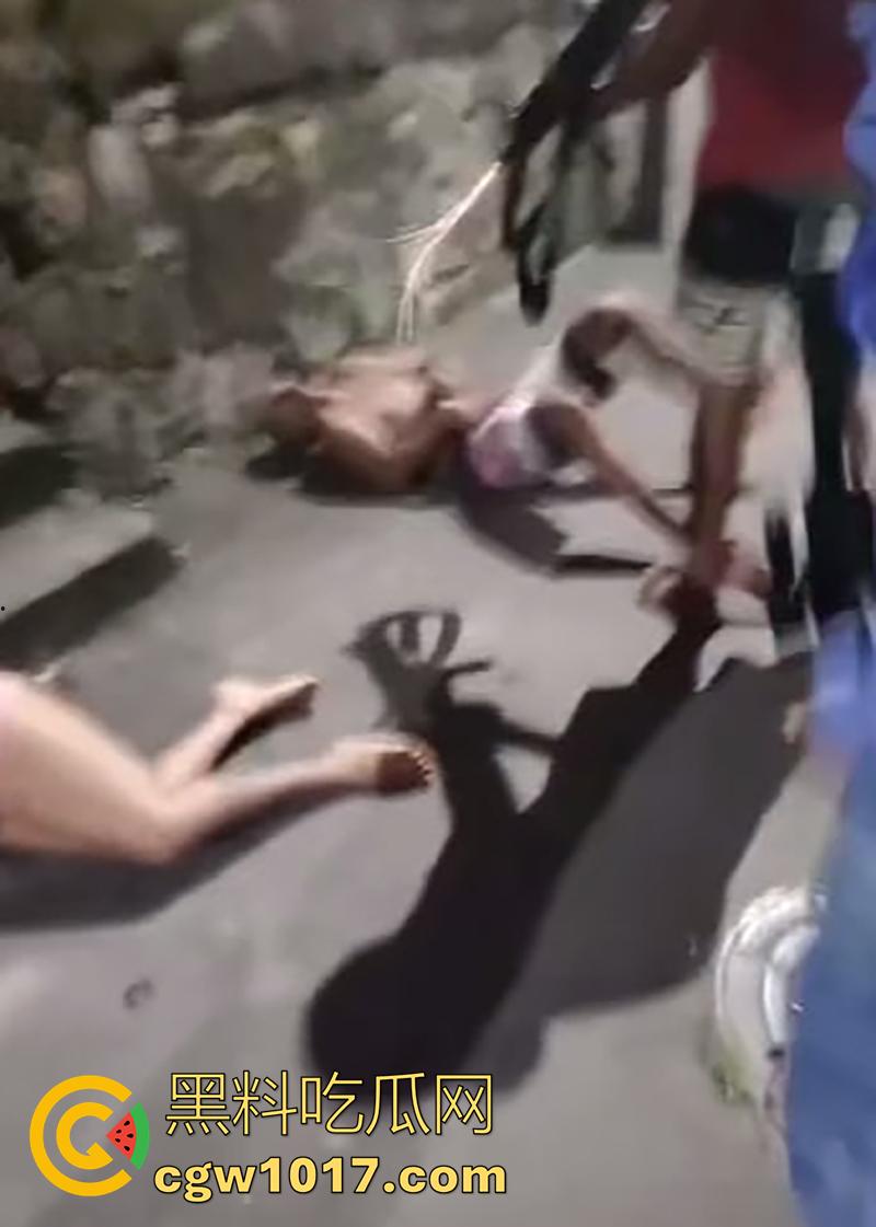 国外偷情的惨痛代价,情夫直接被爆头,老公不解恨还上前补枪,这出轨的代价还真不小啊!-6