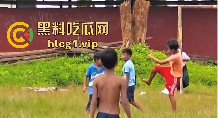 足球小子上演‘国足即视感’！场上到底是在踢球还是在踢人，有海参哥那味了！-11