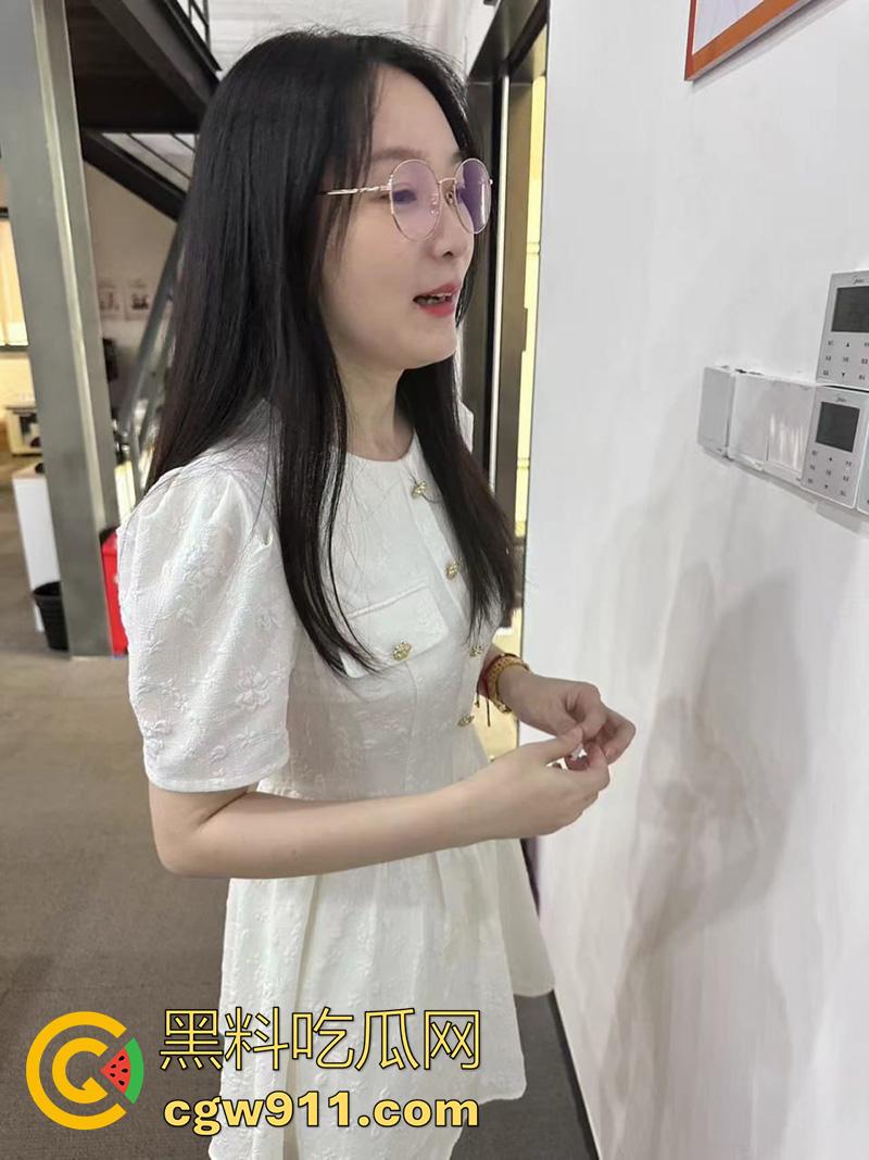 顶级骚逼推荐!湛江赤坎区【庞国梅】,外表高冷内心淫荡,爱好无套群P内射、户外野战、真空逛街,喜欢射嘴里吞下去!-3