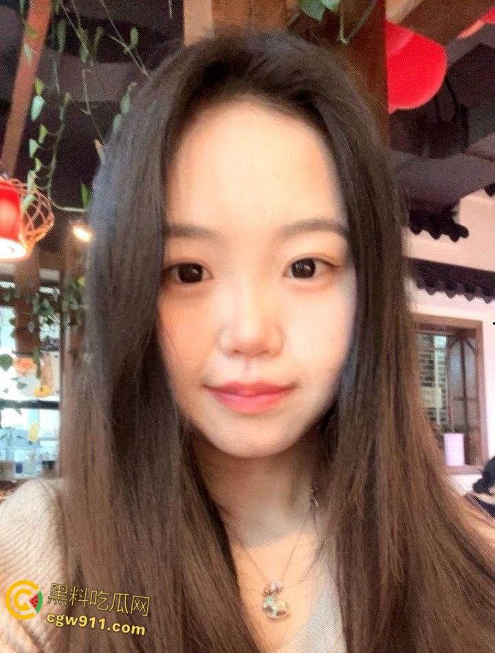 甘肃反差眼镜妹【于雪】,超前消费欠下高额裸贷失联,被债主曝光全裸视频,太过投入给自己整高潮了!-1