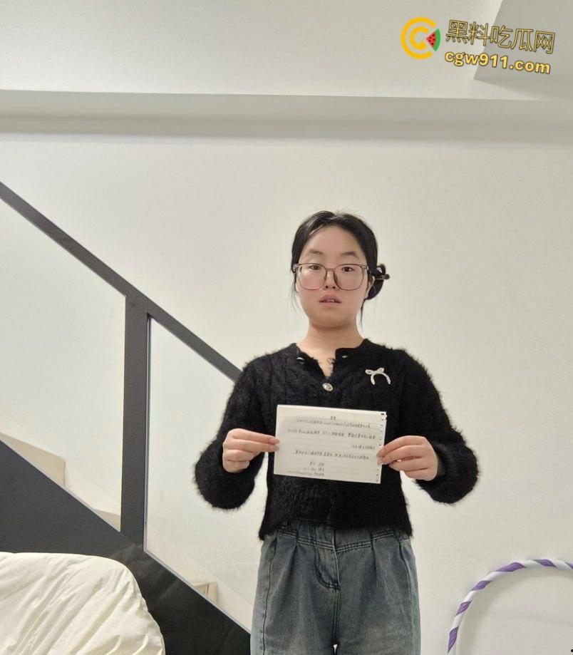 甘肃反差眼镜妹【于雪】,超前消费欠下高额裸贷失联,被债主曝光全裸视频,太过投入给自己整高潮了!-5