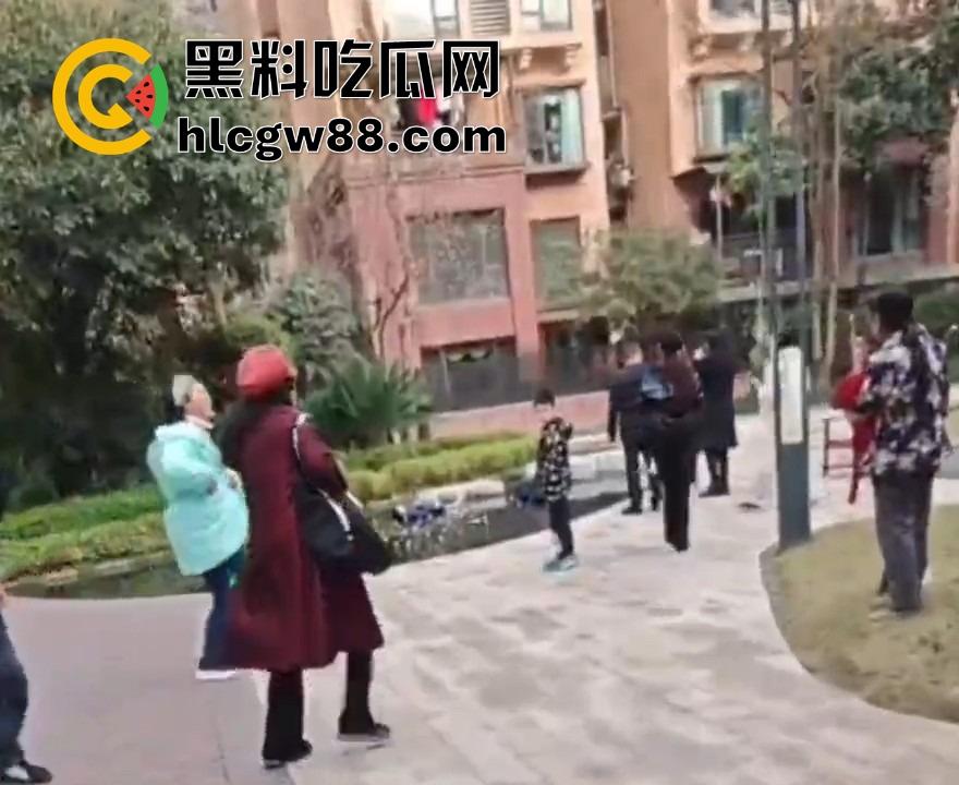 重庆渝北龙湖U城喷泉池变电击池,小孩戏水遭遇十万伏特狂电,现场惨叫连连,一死一伤家属哭晕!-1