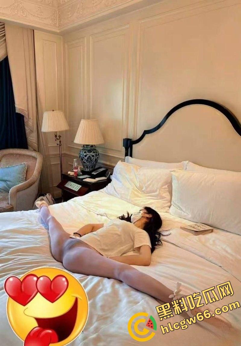 四川大学锦江学院舞蹈系校花『罗钰爽』白丝上阵,趴地上给评委爆插粉嫩小穴,老师操我一次不够!-7