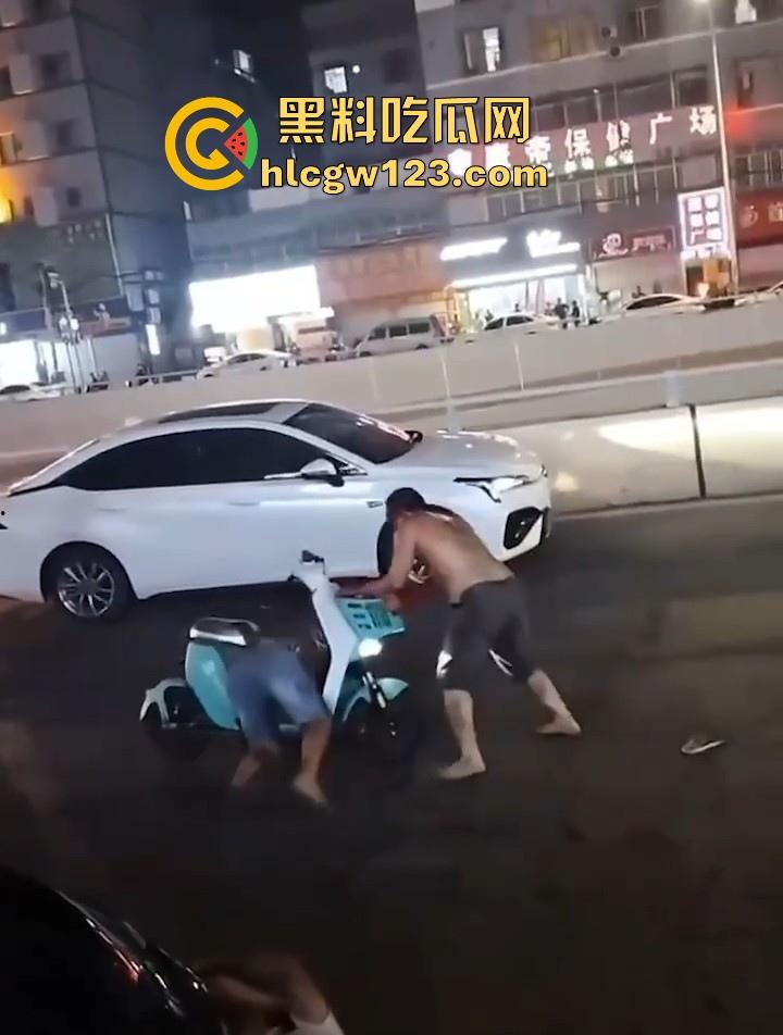 南宁大沙田516打架事件 俩老表酒后互砍 刀光剑影满身鲜血 全网疯求的现场视频曝光!-3