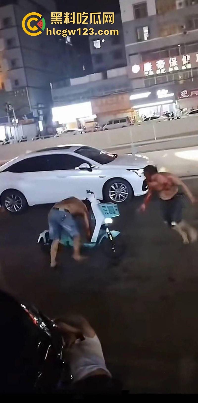 南宁大沙田516打架事件 俩老表酒后互砍 刀光剑影满身鲜血 全网疯求的现场视频曝光!-8