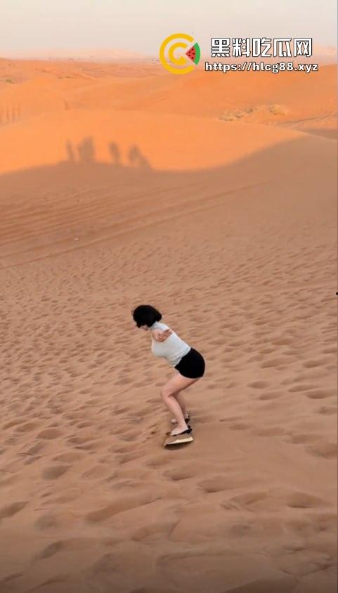 抖音百万粉贱婊【兔兔1104】反差少妇不雅视频满天飞,绝美骚逼勾魂操人,装你妈的清纯啊!-4