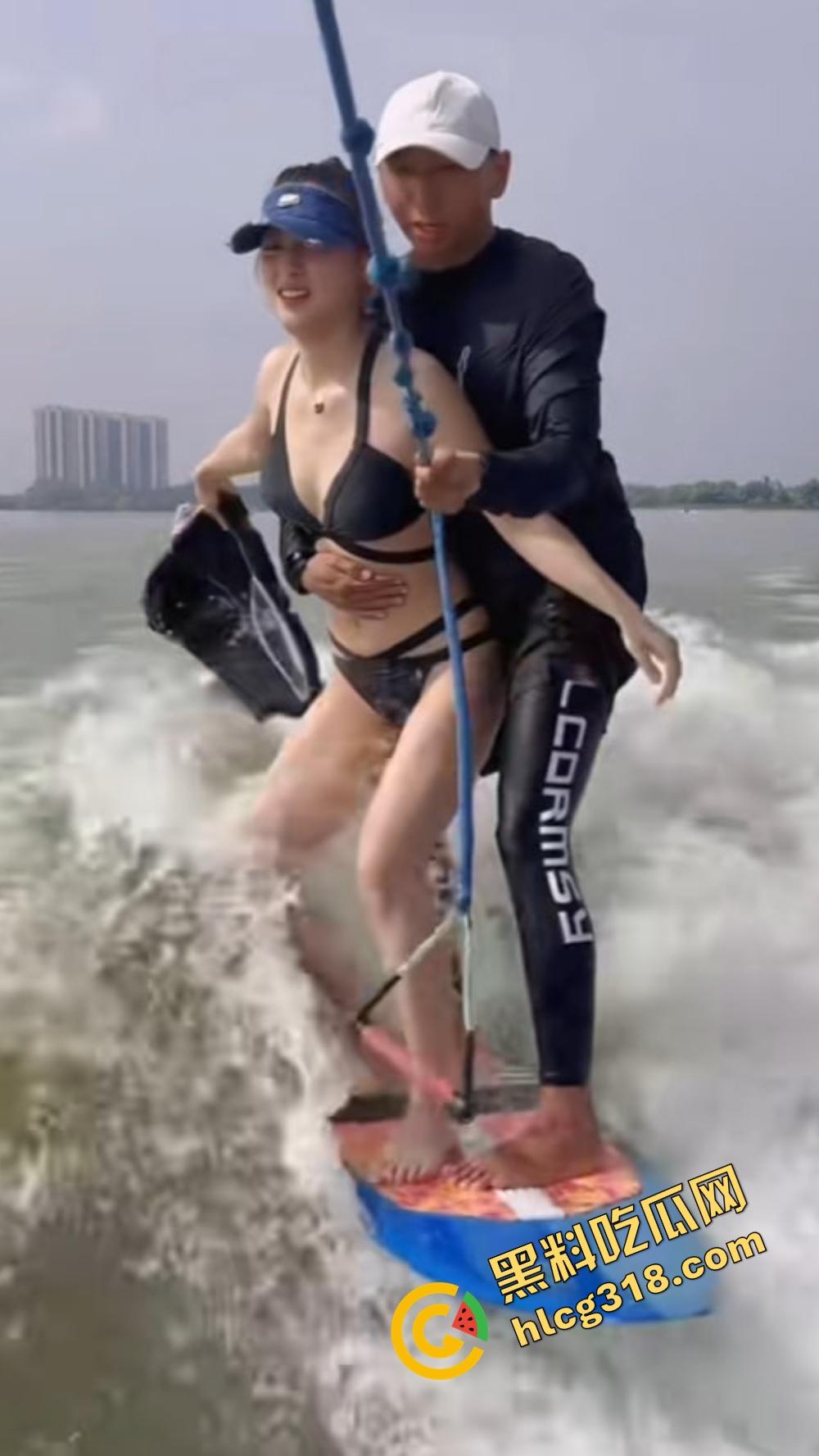 极品美女海边冲浪,比基尼裹不住大奶,教练见了直接支帐篷,裤裆顶出形状全场尴尬!-3