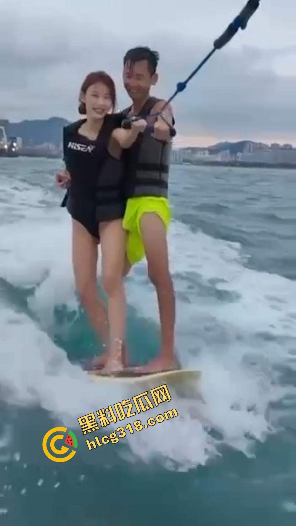 极品美女海边冲浪,比基尼裹不住大奶,教练见了直接支帐篷,裤裆顶出形状全场尴尬!-9