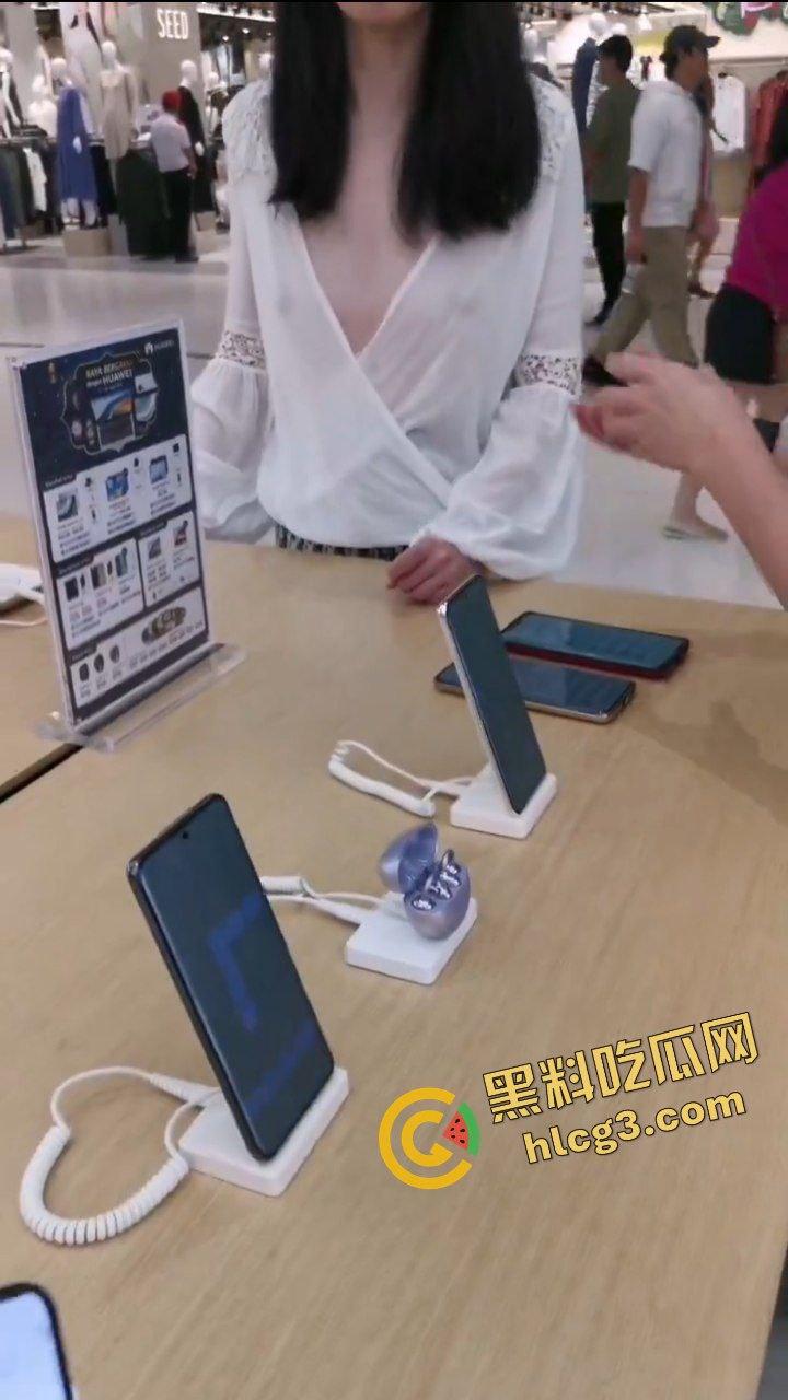 天降大奶于手机店也!主人的任务之 华为旗舰店真空露奶 主人在旁边指挥 看懵销售人员-4