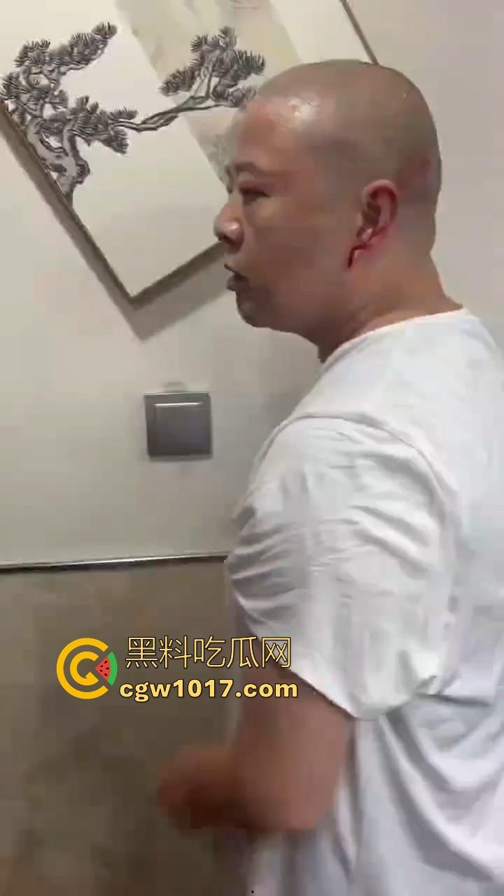 人在河边走哪有不湿鞋啊!中年大哥赌博出老千被当场捉住,惨遭围殴毒打,本想还手奈何对方人多!-4