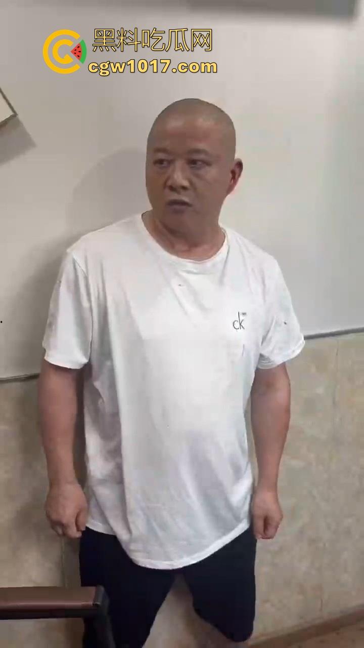 人在河边走哪有不湿鞋啊!中年大哥赌博出老千被当场捉住,惨遭围殴毒打,本想还手奈何对方人多!-7