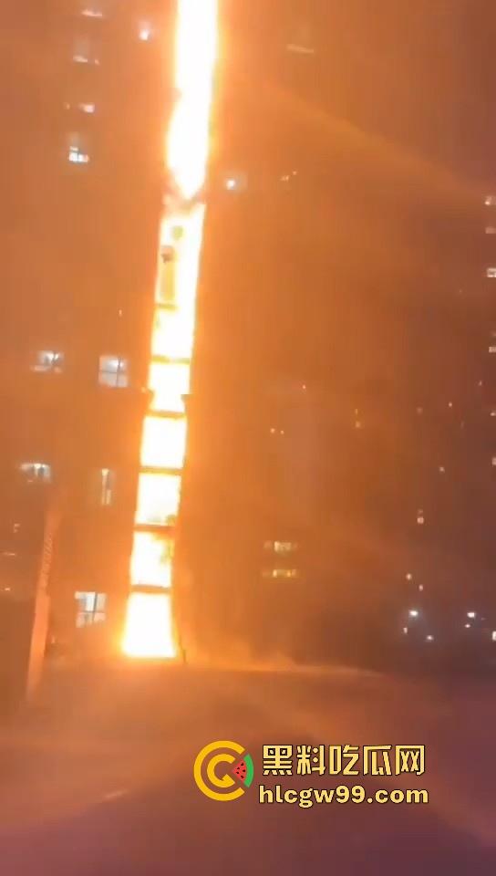 河北石家庄惊现火灾,据说是老头老奶积攒多年的纸箱着火的,现场火光冲天极其混乱!-3