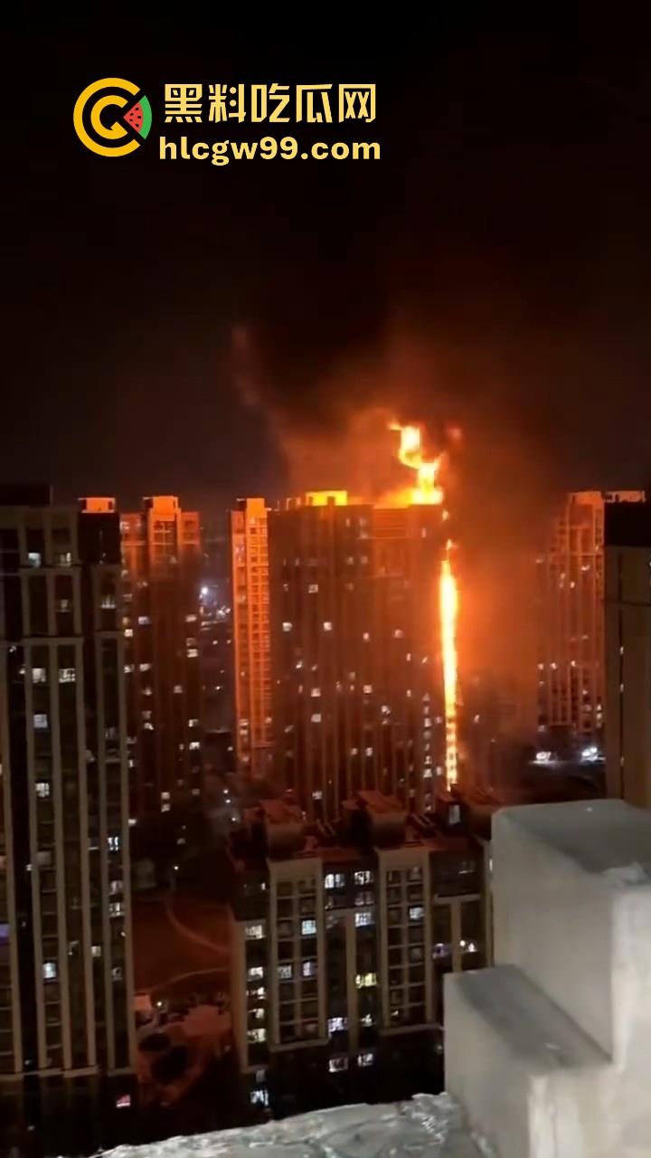 河北石家庄惊现火灾,据说是老头老奶积攒多年的纸箱着火的,现场火光冲天极其混乱!-4