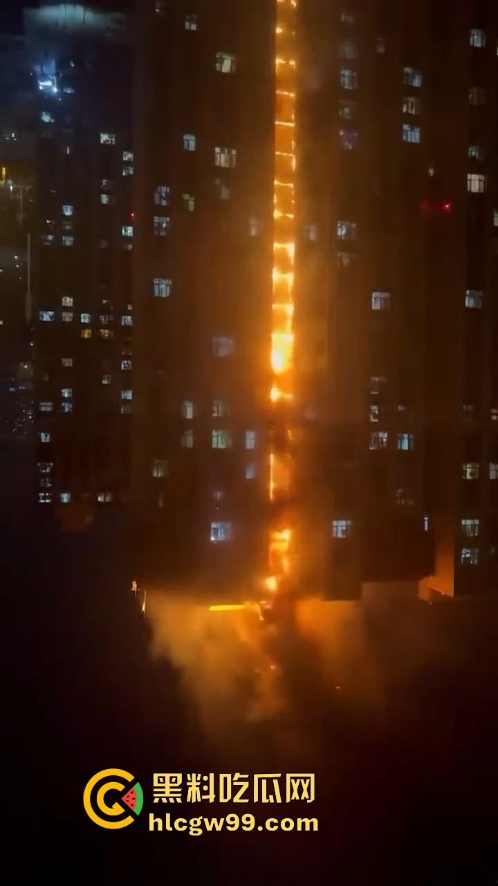 河北石家庄惊现火灾,据说是老头老奶积攒多年的纸箱着火的,现场火光冲天极其混乱!-9