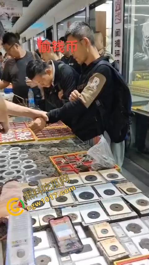苏州古玩市场无影手被逮:小偷偷币被抓现行,热闹会场瞬间戾气四溢-1