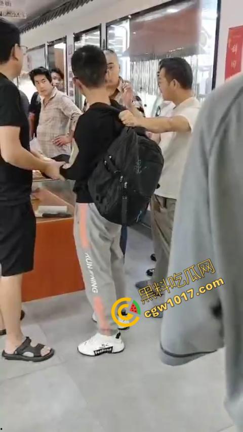 苏州古玩市场无影手被逮:小偷偷币被抓现行,热闹会场瞬间戾气四溢-5