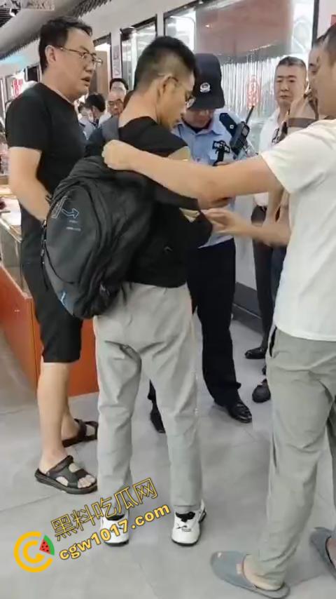 苏州古玩市场无影手被逮:小偷偷币被抓现行,热闹会场瞬间戾气四溢-6