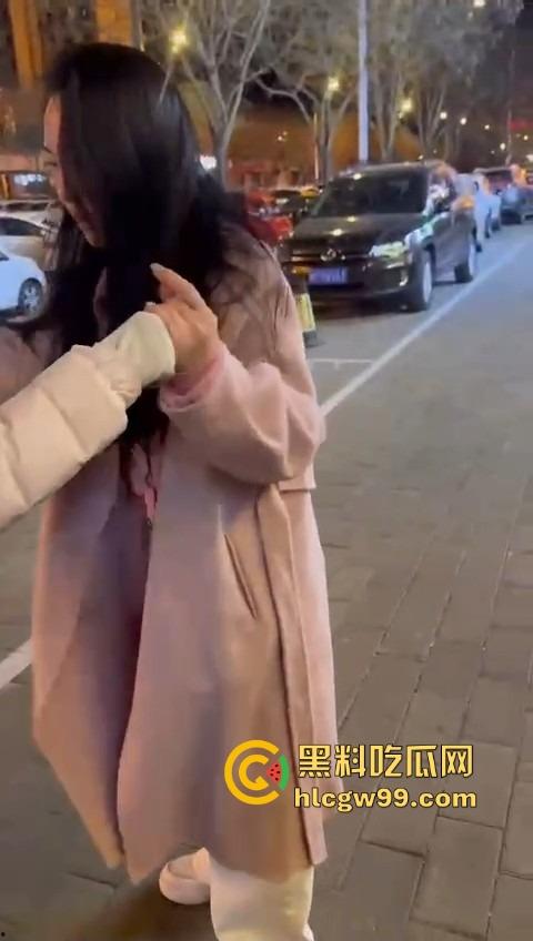 情人节你却非要当别人的情人 粉衣少妇勾搭00后弟弟被其女友抓获 原配强悍扯头发暴击!-6