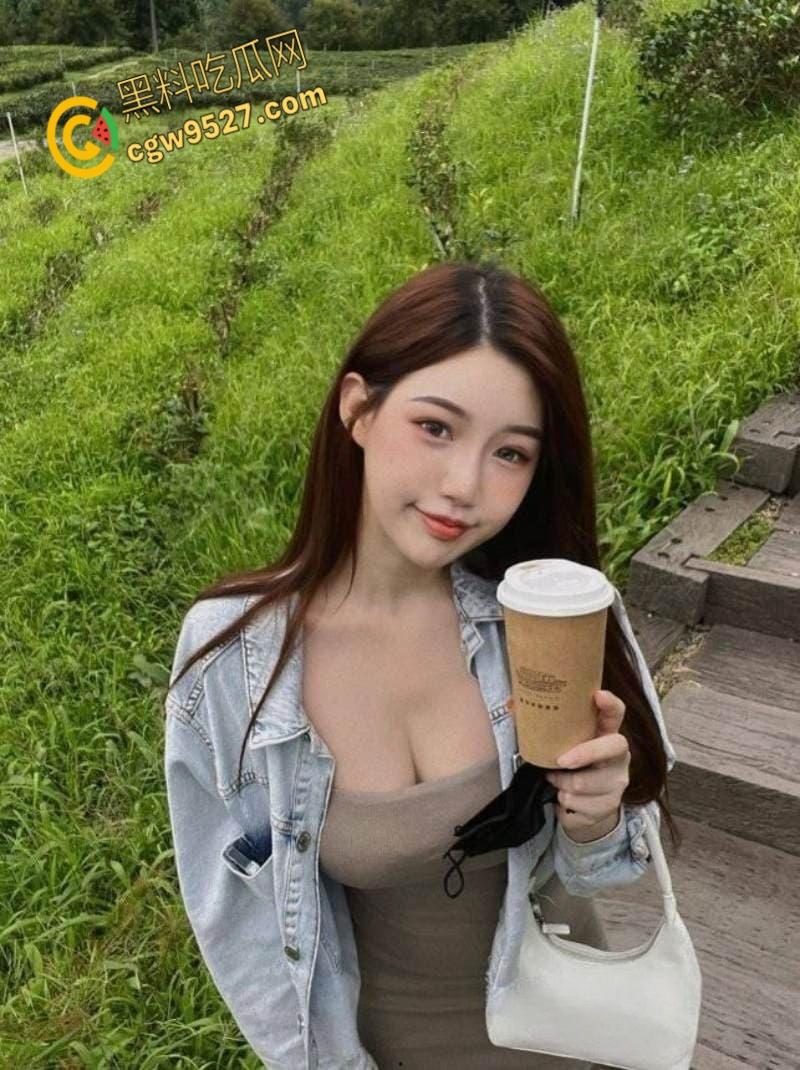 极品嫩妹【童雅乐】害羞了不给拍,但是主动撩骚摸屌可不是这样的,挡脸口交超刺激,越害羞就越兴奋 !-3