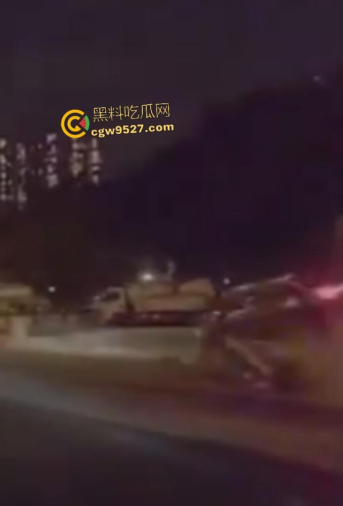 9月2日晚上广州海珠鹤洞桥底,合创汽车开智驾直接冲撞行人,连幼童都撞飞了,这智驾怕不是失了智吧?-2
