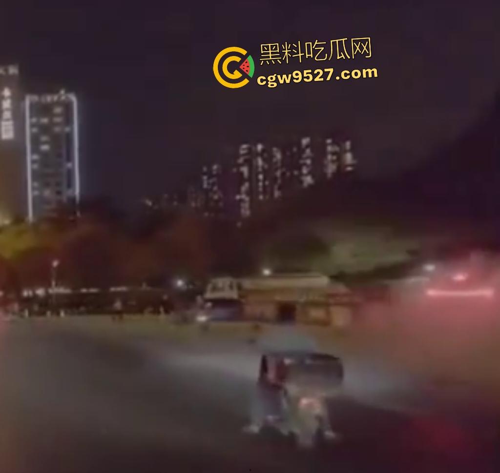 9月2日晚上广州海珠鹤洞桥底,合创汽车开智驾直接冲撞行人,连幼童都撞飞了,这智驾怕不是失了智吧?-3