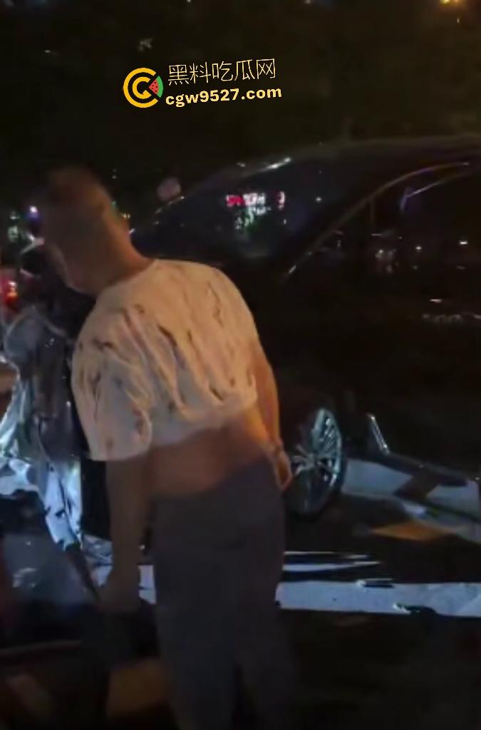 9月2日晚上广州海珠鹤洞桥底,合创汽车开智驾直接冲撞行人,连幼童都撞飞了,这智驾怕不是失了智吧?-5