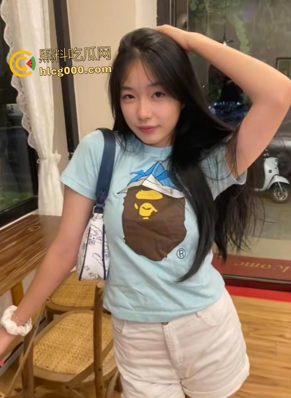 抖音网红【小妍想禁言】在高中时远古自慰视频被老弟发出来当黄片看!手指狂舞完事后还舔舔尝味道!-2