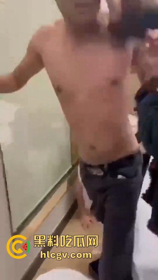 女子带闺蜜捉奸,丈夫反应神速护小三,自己挨打一波输出,只为保住那骚逼!-4