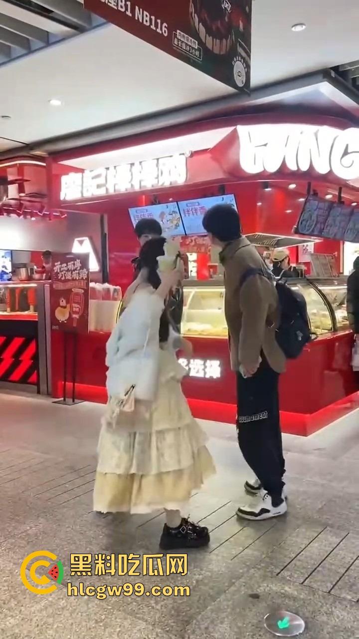 洛丽塔小仙女劈腿实锤,脚踏两只船,花着这个的钱睡着那个的,还在廖记棒棒鸭装委屈,双标程度离谱!-2