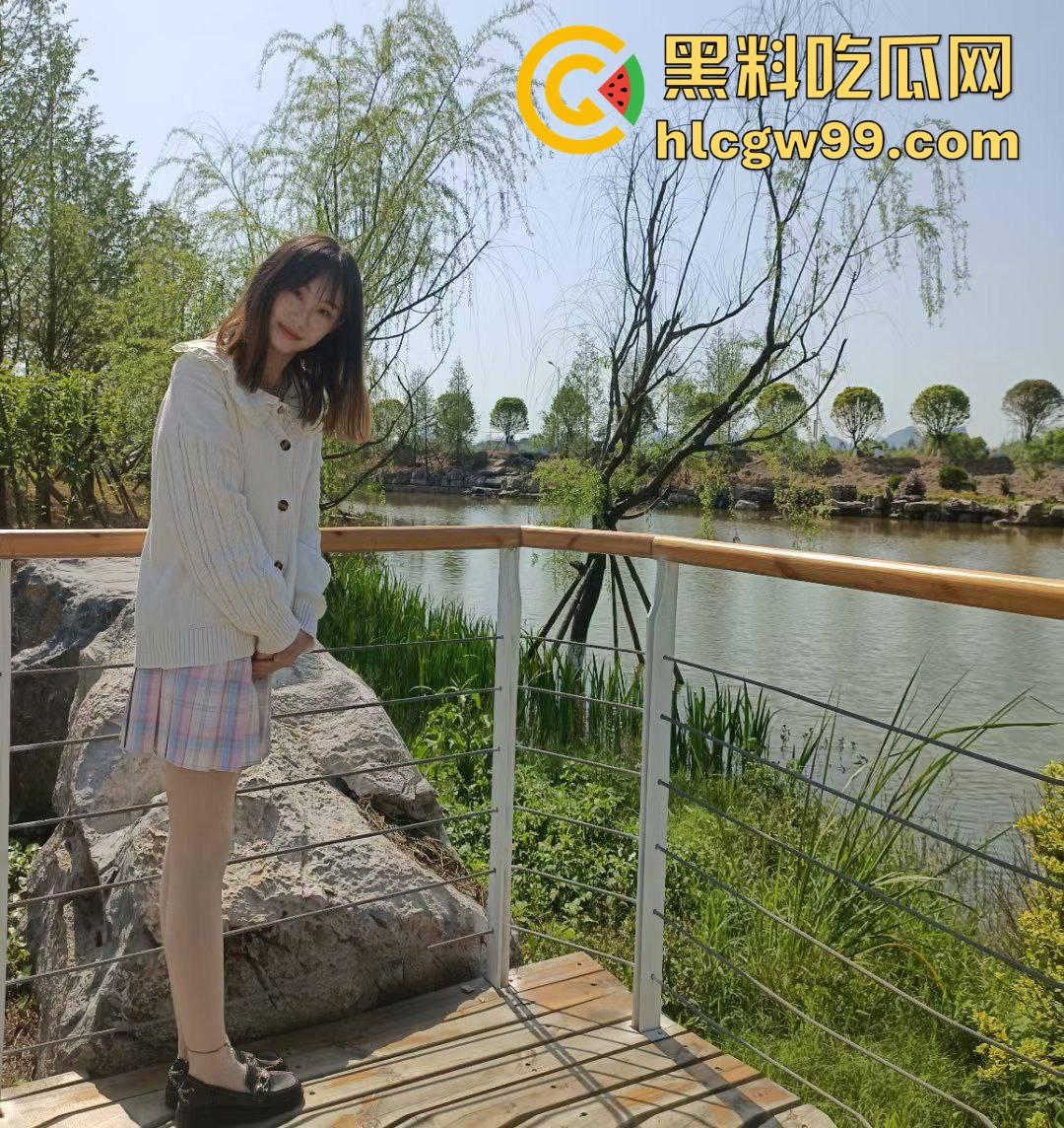 武汉传媒学院反差婊【王雯芊】高颜值媛交包夜3K，大量骚照泄密，上学卖逼的骚货，嫖完直呼物超所值！-1