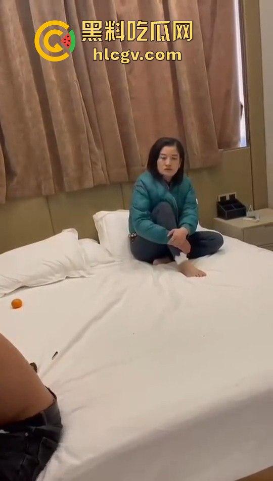 女子带闺蜜捉奸,丈夫反应神速护小三,自己挨打一波输出,只为保住那骚逼!-7